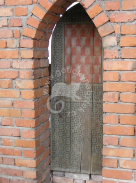 Gotická šablona na dveřích do sakristie (Polsko)